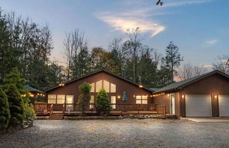 Relaxing Pocono Stay Near Lake with Hot Tub & BBQ - Foto 1