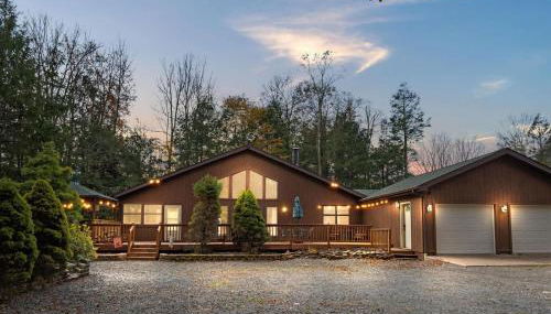 Relaxing Pocono Stay Near Lake with Hot Tub & BBQ - Foto 1