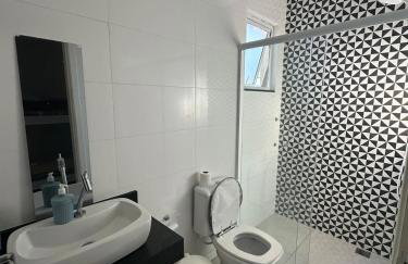 Casa agradável com piscina há 1 quadra da praia. - Foto 11