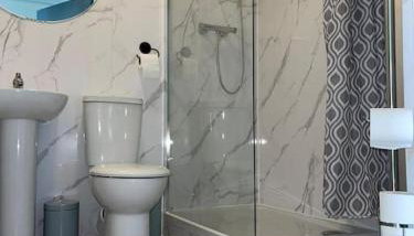 Crescent 2 Bedroom Apartment - Foto 3, Shower