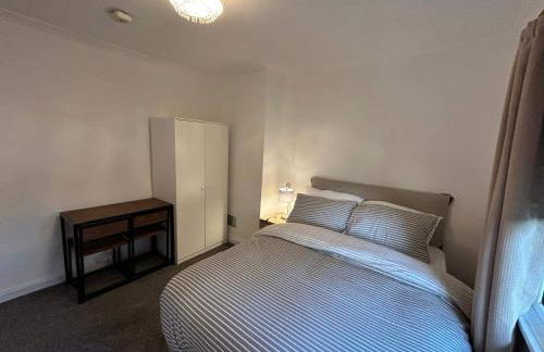 Cosy 3-Bed Retreat - Garden Parking & Bbq - Foto 18