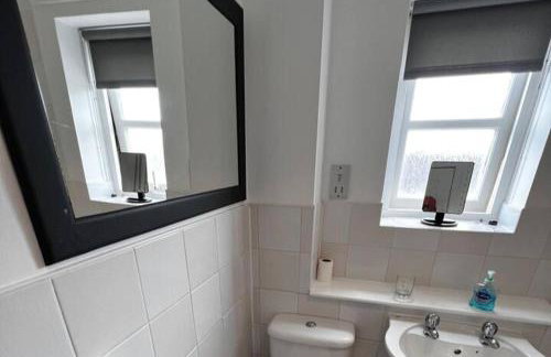 2 Bed Apartment Sleeps 4 -Near Airport -WiFi & Tv - Foto 11