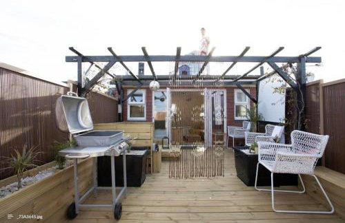 Shoreditch Cinema & Sauna retreat- 2BDR House with Garden & Games Room - Sleeps 6 - Photo 32