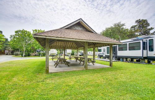 Pet-Friendly Buxton Home with Balcony, 2 Mi to Beach - Foto 31