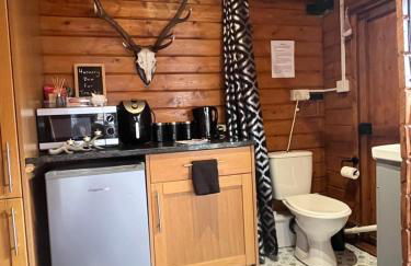 Romantic Swiss Cabin Hideaway & Hot Tub Spa Pool - Foto 40