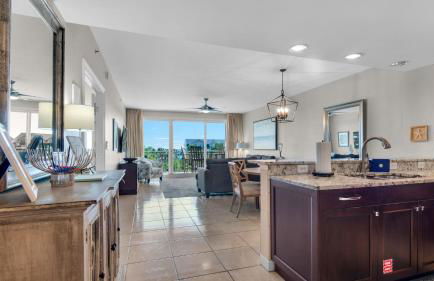Spacious 2BR Condo w/ Partial Gulf Views, Pool, Across the Street From Beach! - Foto 8