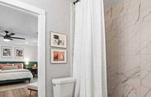 Urban Flamingo Retreat Modern Meets Tropical in this Beautiful, Updated Pet Friendly 3BD Pool Home with Outdoor Living Space - Foto 28