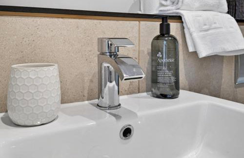 Stunning 2BR Apartment Cardiff Bay with Balcony - Foto 3