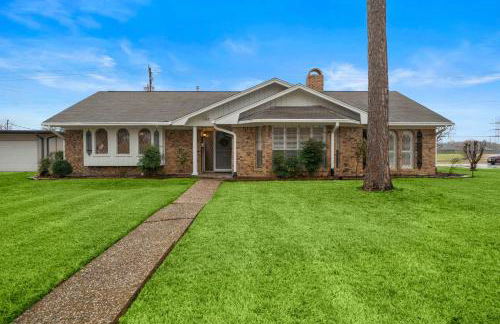 Relax and Play 3BR Retreat w Sunroom - Foto 28