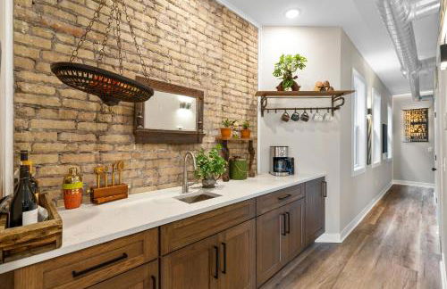 Bus Stop Sally in Historic Walker's Point MKE - Foto 33