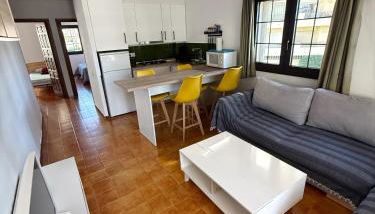 Apartamento en la Escala con piscina y parking - Photo 3