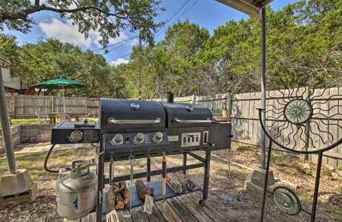 Couples Cabin with Luxury Deck, 1 Mi to Canyon Lake! - Foto 26