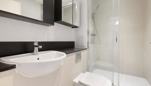 London Dockside Apartment - Photo 4, towels, Shower