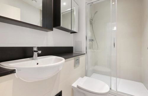 London Dockside Apartment - Photo 4