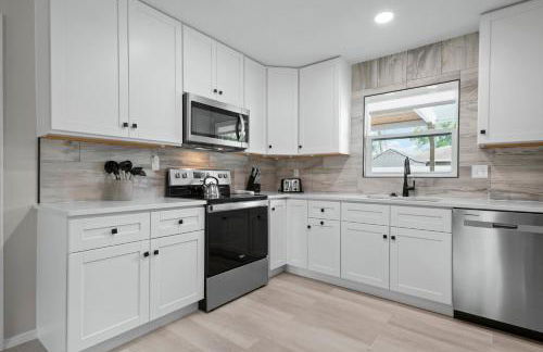 Serenity by the Sea! Cozy pool home with putting green & fire pit! - Foto 17