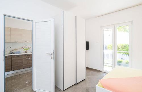 Apartments & Rooms Bari i -Standard One Bedroom Apartment with Balcony and Garden View APT-3 - Photo 9