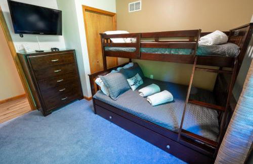 Serenity Falls - Stylish 4Bdr Mountain Retreat, Hot Tub, Pool - Foto 12