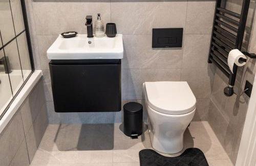 Luxury 2 Bed Apartment, with a balcony city & canal view in Manchester City Centre! - Foto 41