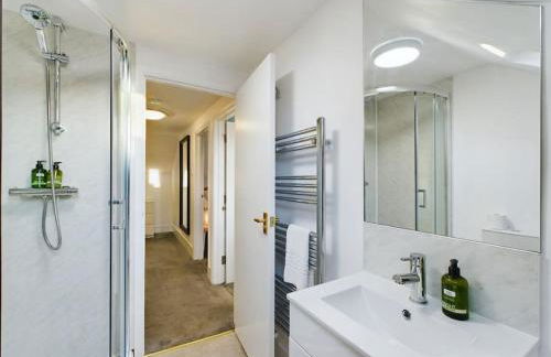 Central Eastbourne Escape with Rooftop Jacuzzi - Foto 13