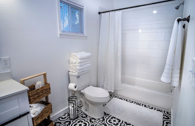 Downtown View Cozy 2br/1ba Home Sleeps 8 - Photo 10