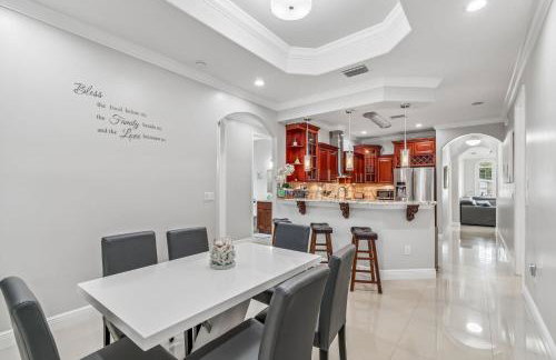 3br,3ba home near Downtown and Airport, Walk to the Stadium - Foto 2