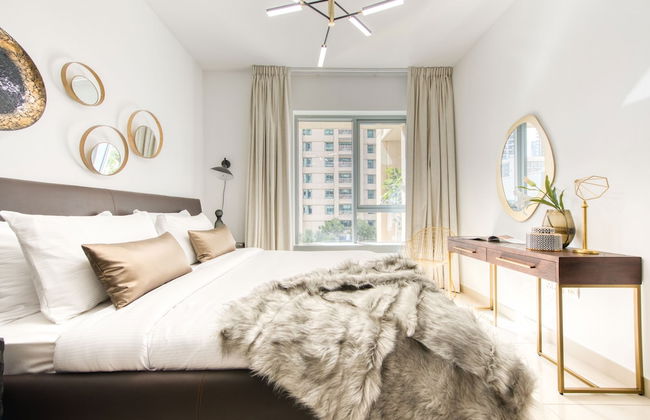 Maison Privee - Radiant Urban Retreat with Iconic Burj Khalifa Vws - Photo 4