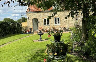 Cosy Flint Cottage - Photo 2