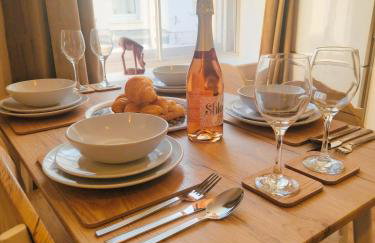 Modern 2BR Apartment - Prime Location Near Beach & Town - Sleeps 5 - Foto 5