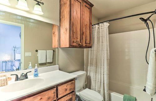 Charming Burnet Cottage with Lake View and Porch! - Foto 16