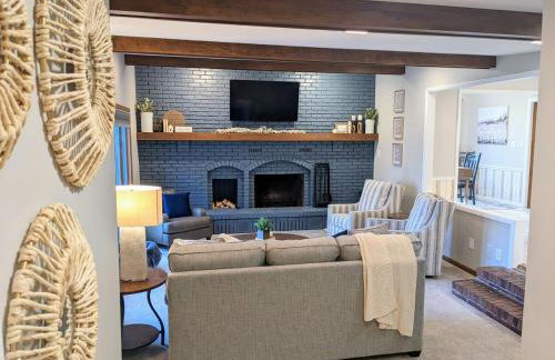 Walk to K-State, Sleeps 12, Pool Table, Hot Tub - Foto 48