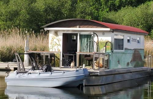 Hausboot-schwimmendes-Ferienhaus-im-Havelbogen-Haus-auf-dem-Wasser - Foto 16