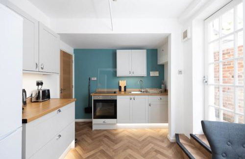 Central Medieval Grid Unique home with Gated parking - Foto 43