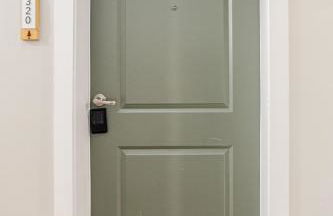 Cozy Uptown apartment with Gym and Swimming pool - Photo 7