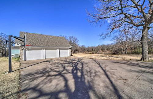 Grand Tulsa Getaway with Private Pond, Dock and Deck - Foto 43