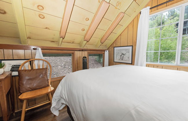 Rest N Relax Inn - Beautiful chalet-style cabin features dramatic forest and slope views! - Foto 13