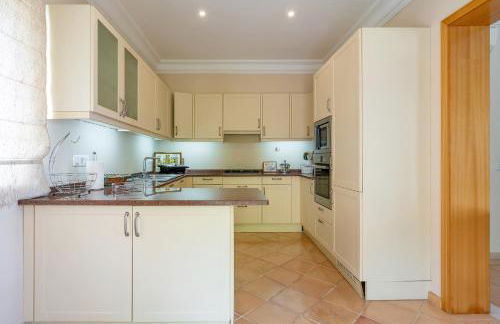 Luxury two bedroom Palheiro Village by Holiday Rental Madeira - Foto 28