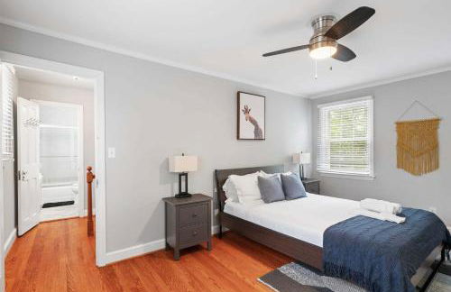 Charming Townhouse Retreat by CozySuites - Foto 9