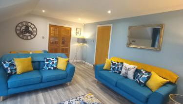 Idyllic Waterside Penthouse - Photo 3