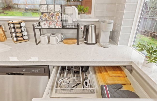 Lakeview Home in Renton, Walk to Beach, AC, Fenced - Photo 7