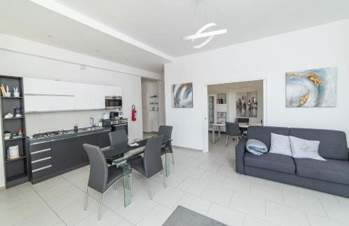 Luxury Seaview Apartment with Lift & Parking in Salerno City Center - Maison Dorotea - Photo 4