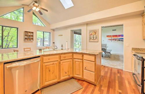 Wooded Yard, Gas Grill Lush Pinetop Retreat - Foto 13