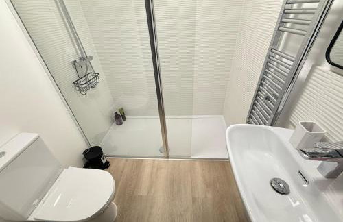 Elegant 2-Bed Apartment with AC, Sleeps 6, Free Parking, Netflix, WiFi, New build - Photo 5