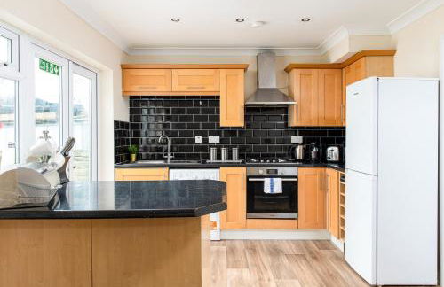 NEW Business & Long Stays- Sleeps7-by FabAccommodation - Foto 7