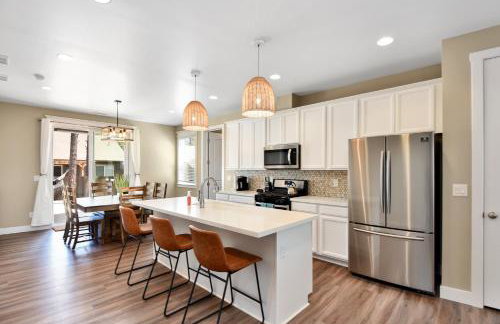 Windtree Retreat Hot Tub Pet-Friendly Fire Pit Near Downtown - Foto 3