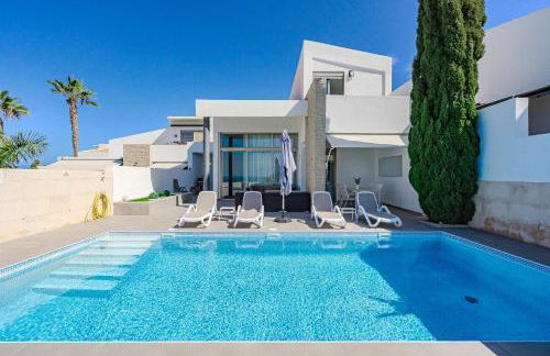 Villa Caterina, Luxury Villa with Heated Pool Ocean View in Adeje, Tenerife - Foto 2