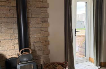 Distillers Cottage, Peaceful rural retreat in Lanarkshire, onsite craft distillery, hot tub, bbq hut, central for exploring Scotland - Photo 4