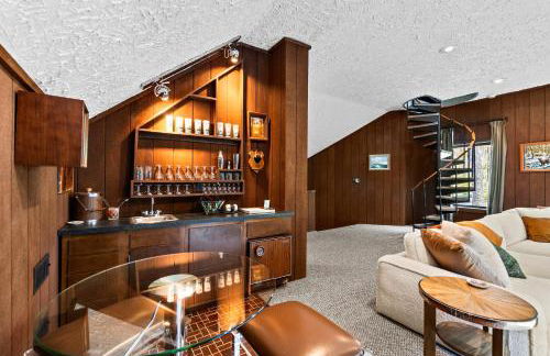 Retro Retreat with Hot Tub, Sauna & Arcade - Foto 6