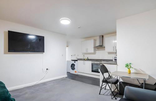 Modern Derby Studio - Sleeps 4, Close to Amenities & Parking - Foto 23