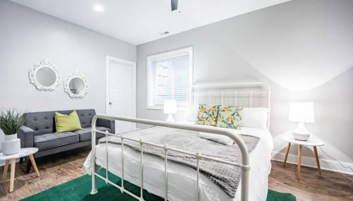 Contemporary 2BR2BA w-King - Den - Private Entry-Yard - Foto 4