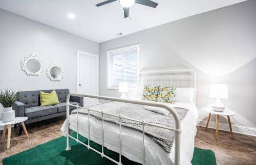 Contemporary 2BR2BA w-King - Den - Private Entry-Yard - Foto 4